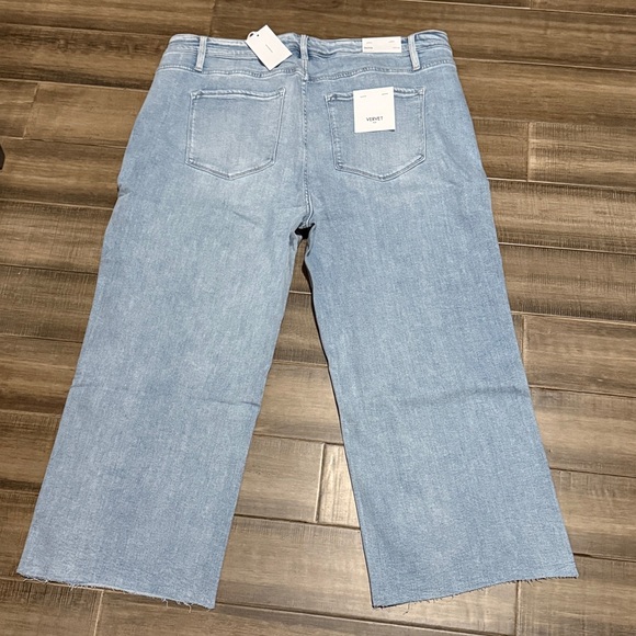New Vervet High Rise Light Wash Cropped
Wide Leg Jeans. - Picture 3 of 10